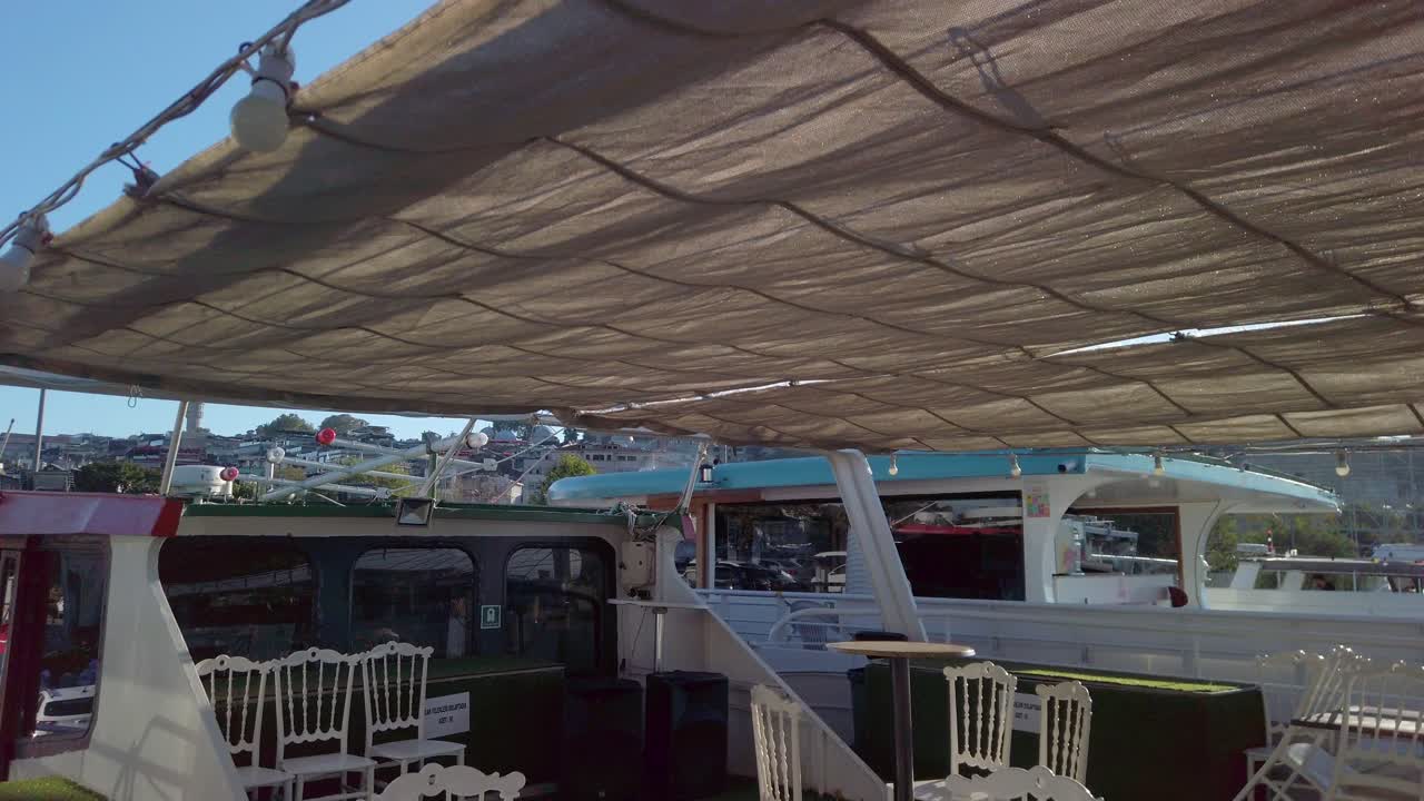 낮에, 낮에서 높은 드론, 이스탄불의 도시 풍경과 페리에서 suleymaniye 모스크의 전망을 제공합니다