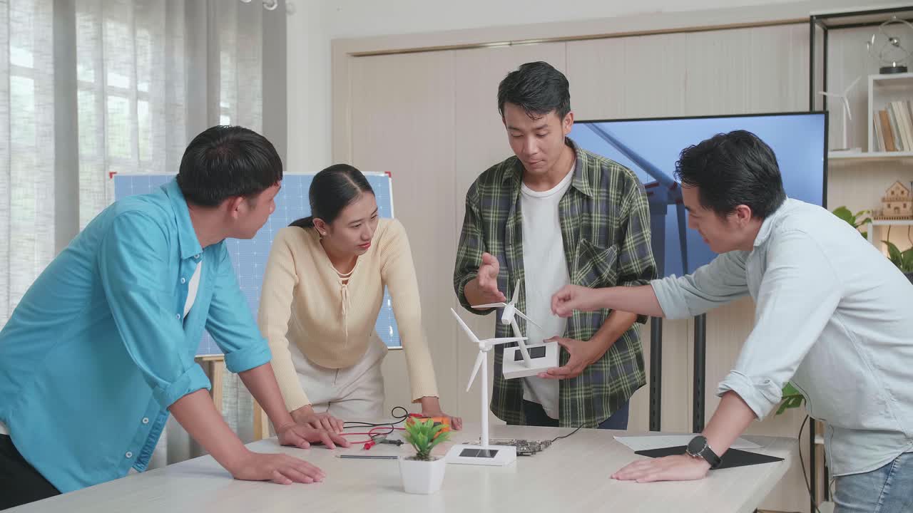 아시아 엔지니어 그룹이 사무실에서 풍력 터빈에 대한 회의를 하고 있습니다.