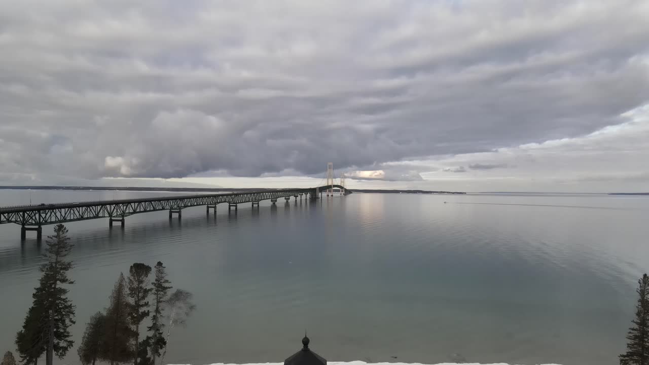 겨울에 오래된 맥키낙 포인트 등대로 내려가는 맥키낙 브리지 드론 영상