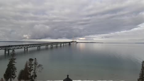 Video-Del-Dron-Del-Puente-Mackinac-Bajando-Al-Antiguo-Faro-De-Mackinac-Point-En-Invierno