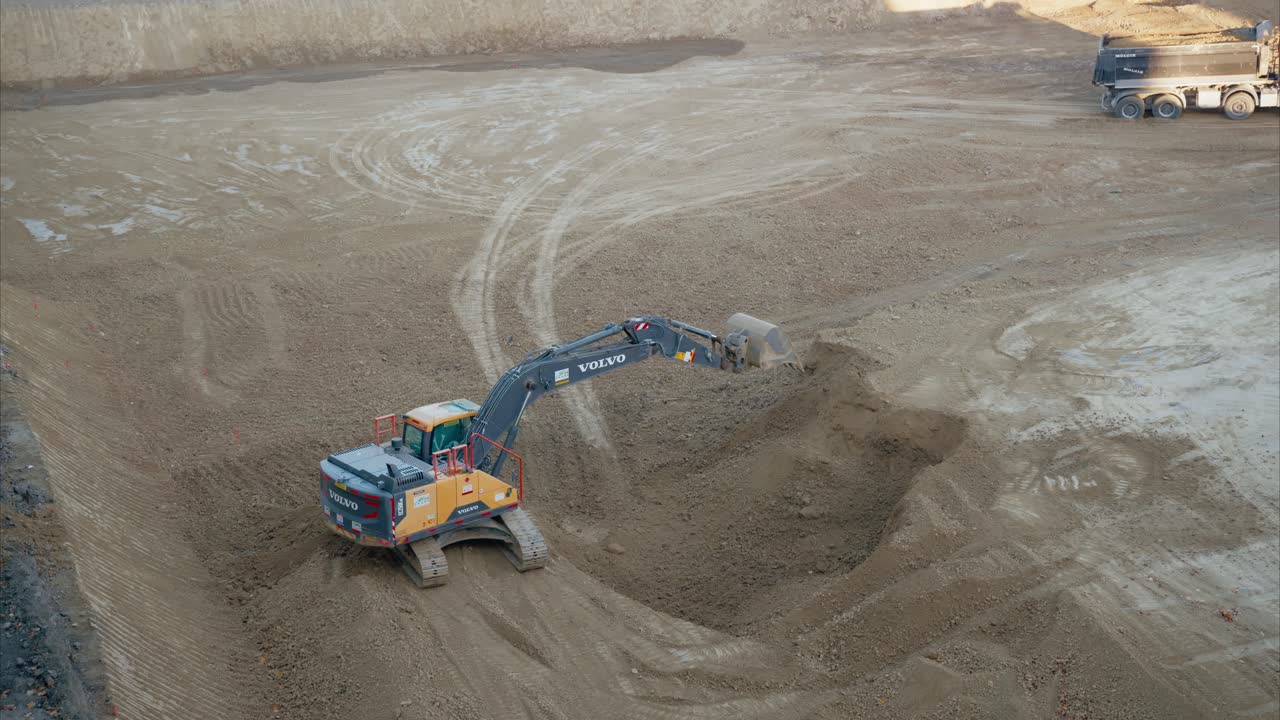 excavación con excavadora en un sitio de construcción