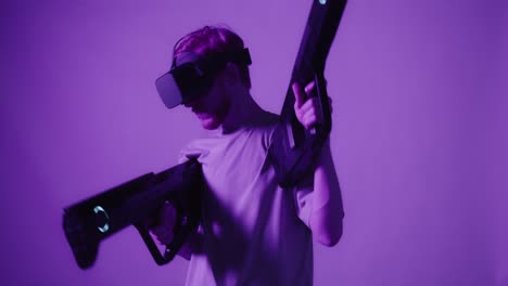 hombre jugando a un juego de disparos en realidad virtual