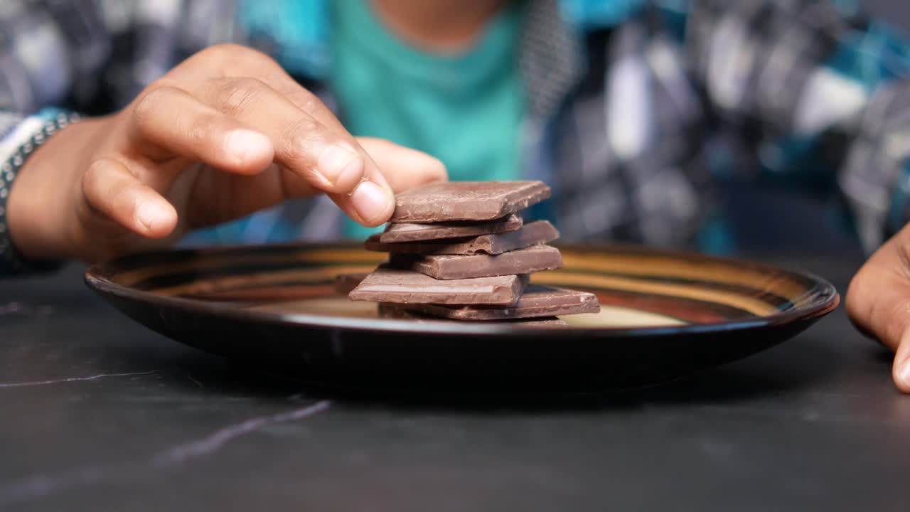 niño alcanzando el chocolate