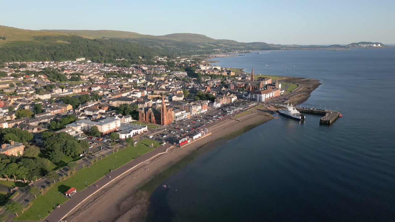 Vista aerea orbitale di Largs e del lungomare, costa dell'Ayrshire, Scozia