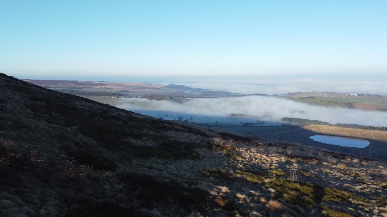 lancashire agricultura campo aéreo nublado brumoso valle páramos ladera paisaje alto dolly izquierda