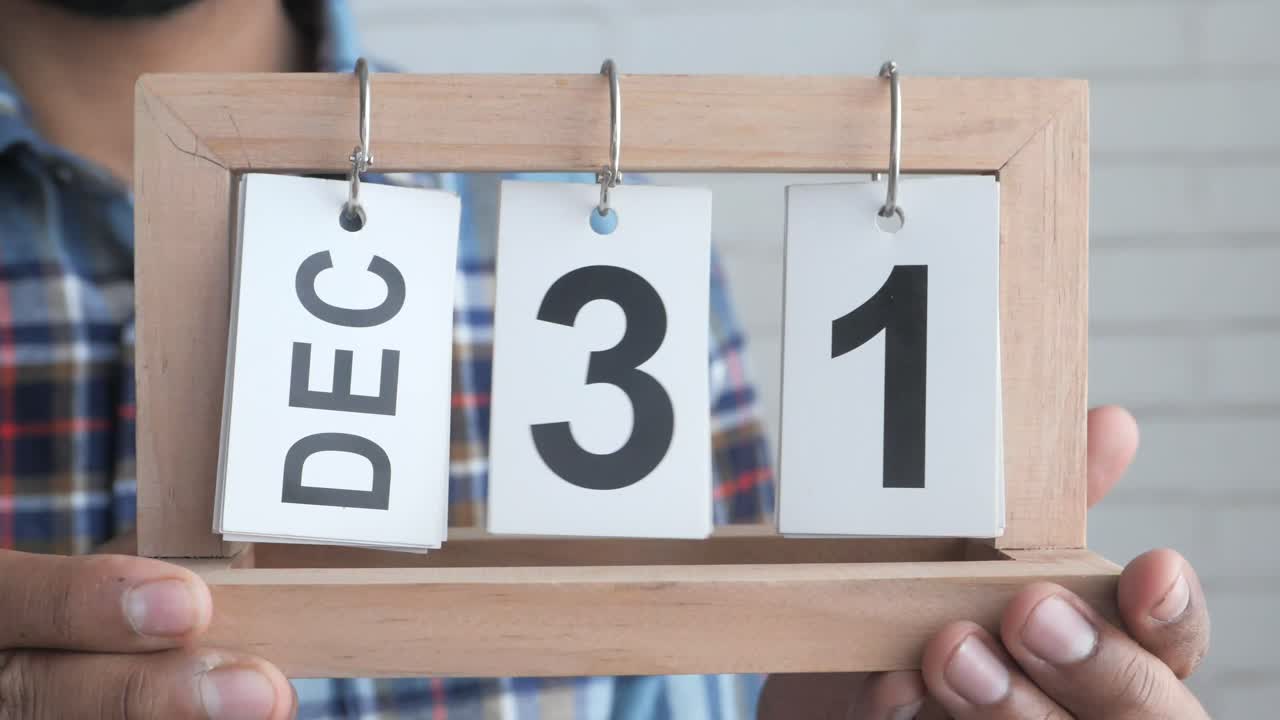 hombre con un calendario del 31 de diciembre