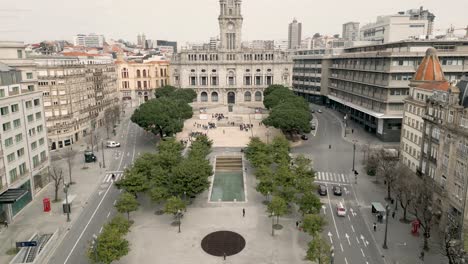 Stadtplatz-Und-Porto-Rathaus-Mit-Uhrturm-In-Porto,-Portugal