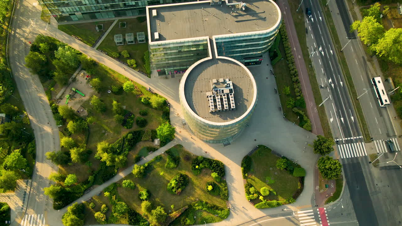 ppnt gdynia - paisaje ajardinado de ppnt budynek iii en la ciudad de gdynia en polonia