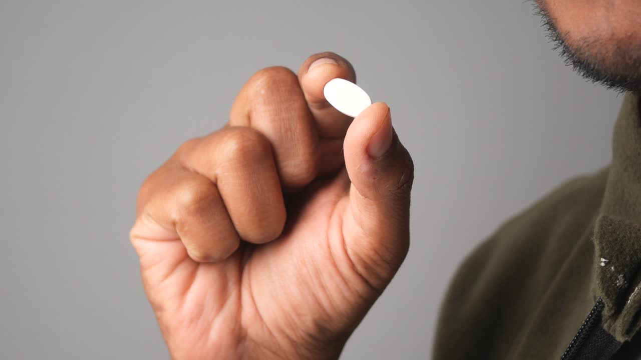 약을 들고 있는 사람