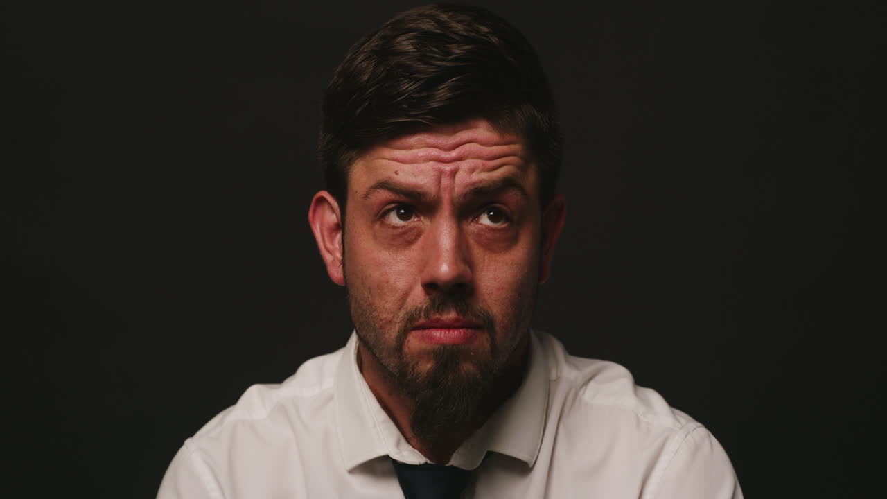 hombre nervioso que parece preocupado