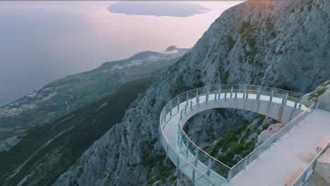 vista del atardecer de la famosa pasarela en la parte superior del parque natural biokovo en el sur de croacia construido para el turismo sostenible, toma de dron