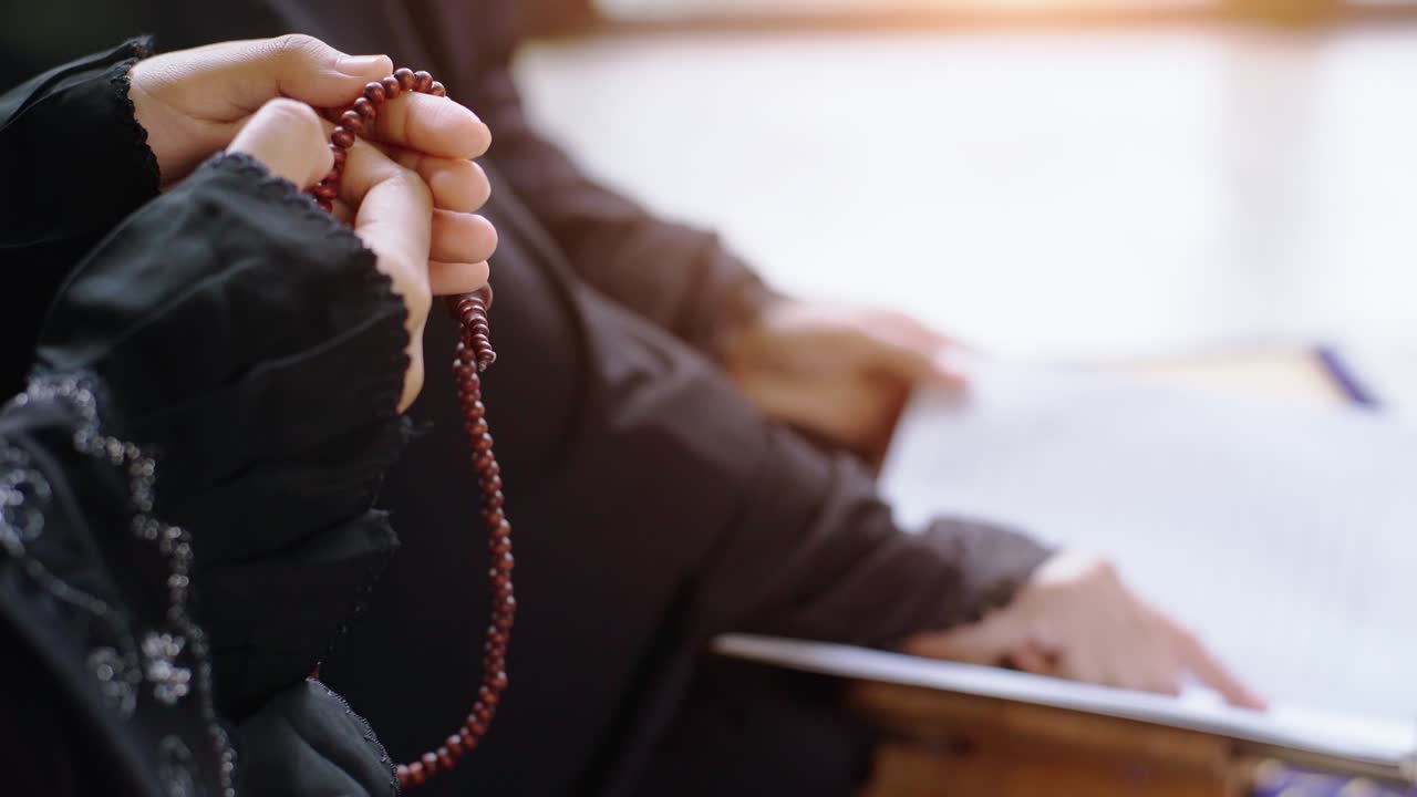 아시아 의 무슬림 여성 이 집 에서 기도 하고 드리고 있다