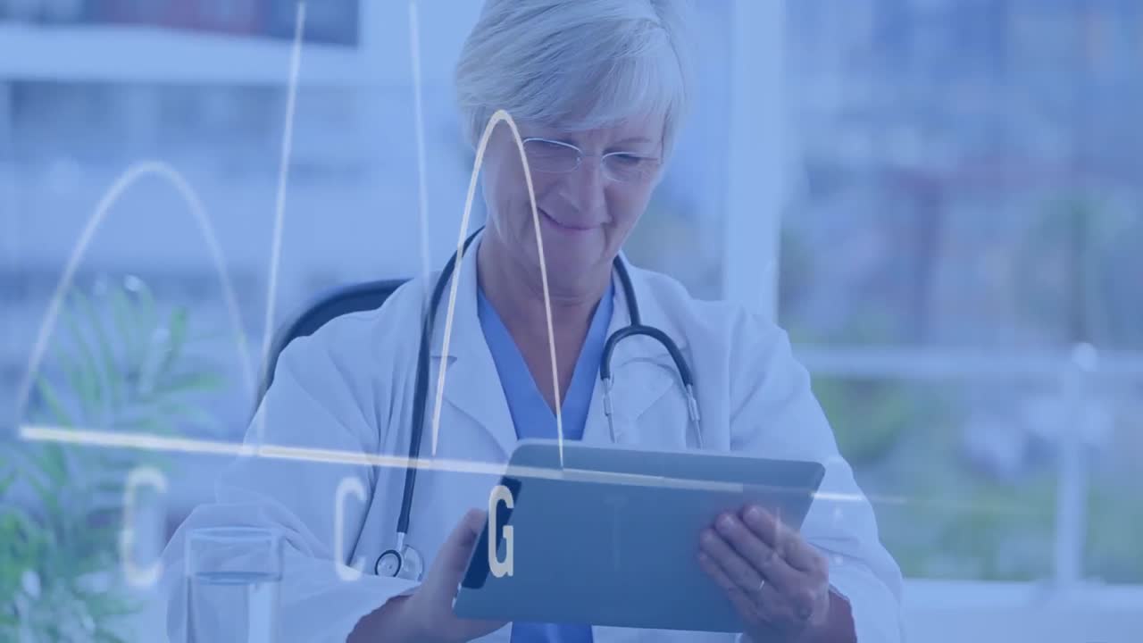 animación de un monitor de ritmo cardíaco sobre una doctora caucásica que usa una tableta digital en el hospital.