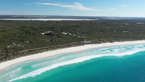 Excelente-Toma-Aérea-De-Olas-Azules-Claras-Que-Lamen-Las-Costas-Cerca-De-Great-Ocean-Drive-En-Esperance,-Australia