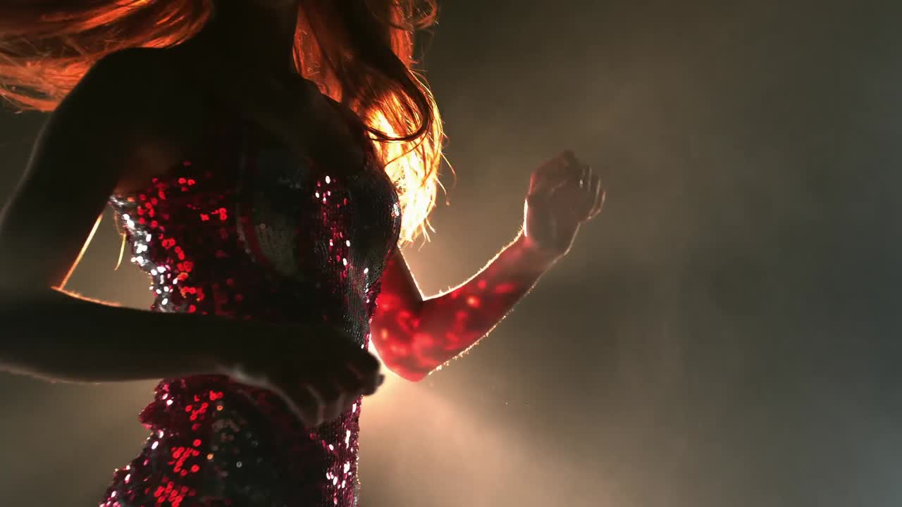 mujer joven bailando