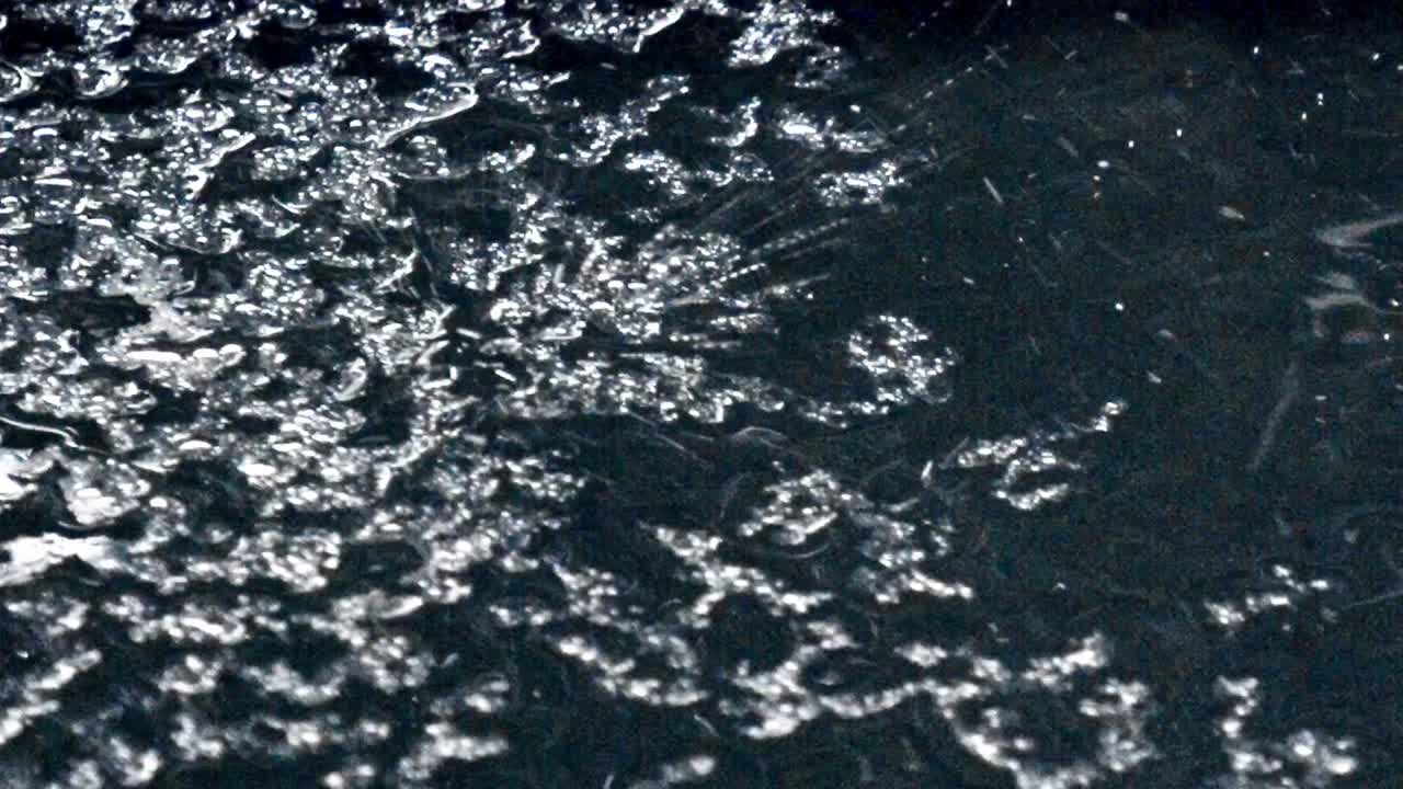 강우로 인해 급격한 홍수와 산사태가 발생할 수 있습니다.