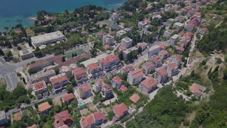 Fliegen-über-Die-Häuser-Von-Split,-Kroatien,-In-Richtung-Adria