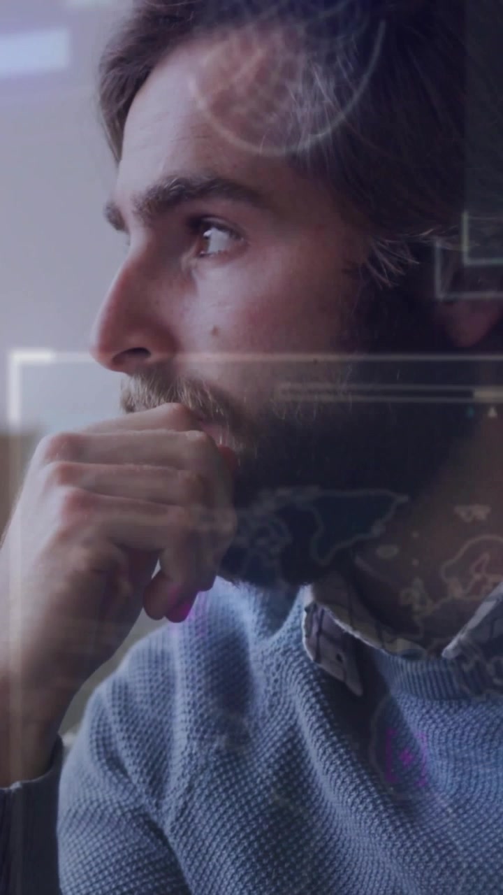 Video vertical: Hombre entrando en el encuadre, ajustándose el cuello mientras estudia un mapa holográfico del globo para tecnología.