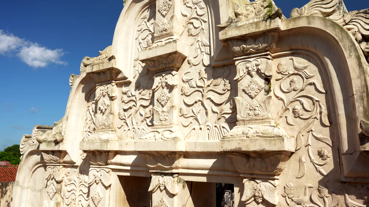 Relevos decorativos esculpidos em calcário no histórico castelo de água Tamansari