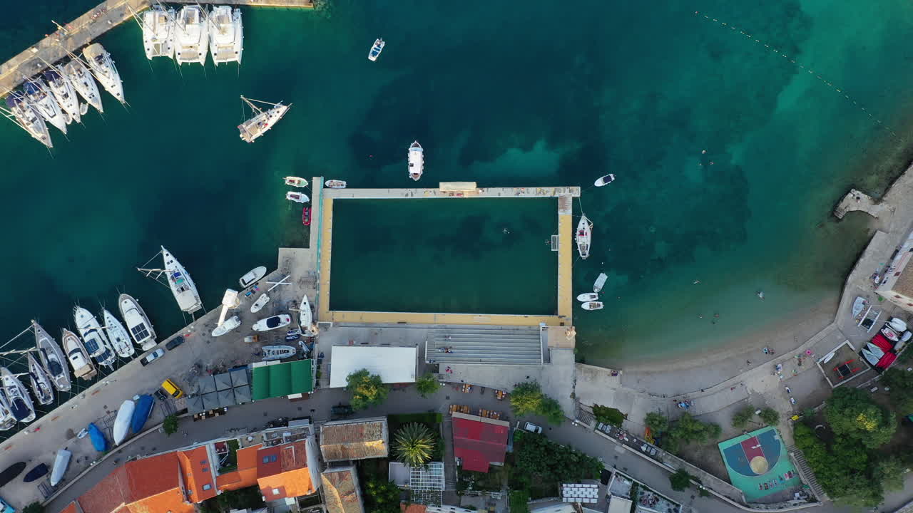 아름다운 도시 항구 선착장에 계류 중인 요트, 공중 하향식 전망