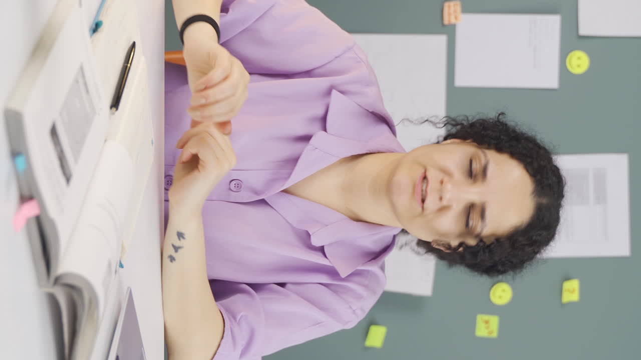 vídeo vertical de una estudiante enojada y nerviosa.