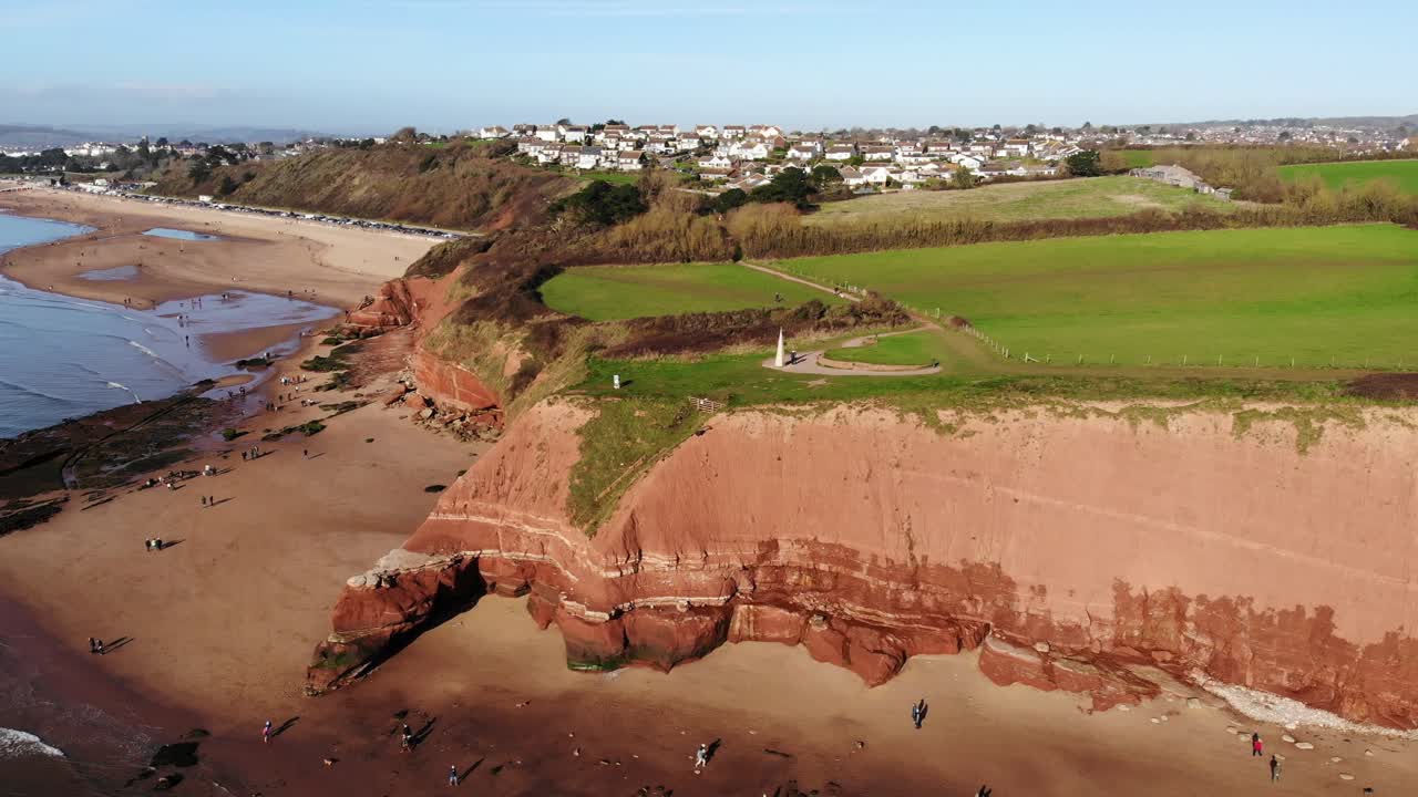 panorámica aérea toma derecha de acantilados jurásicos en orcombe point exmouth devon, inglaterra