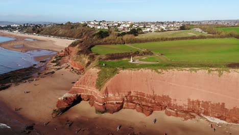 panorámica aérea toma derecha de acantilados jurásicos en orcombe point exmouth devon, inglaterra