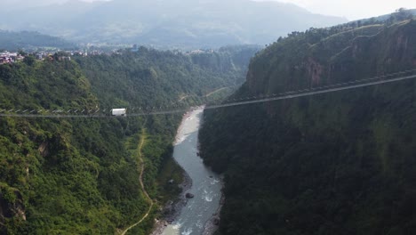 espectacular descenso aéreo bajo el puente colgante de kushma