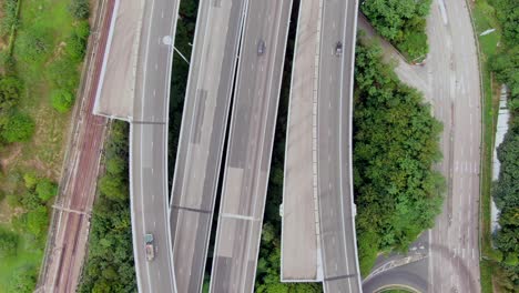 Tráfico-En-Un-Intercambio-De-Carreteras-Rurales-En-Hong-Kong,-Vista-Aérea