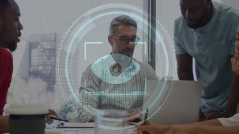 animación de texto de seguridad cibernética y escáner de retina sobre diversos colegas discutiendo en la oficina