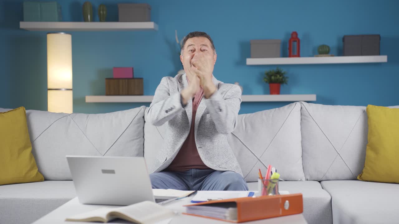 홈 오피스 워커는 카메라를 바라보고 박수를 치며 흥분합니다.