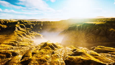 paisaje con montañas y hierba amarilla seca en nueva zelanda