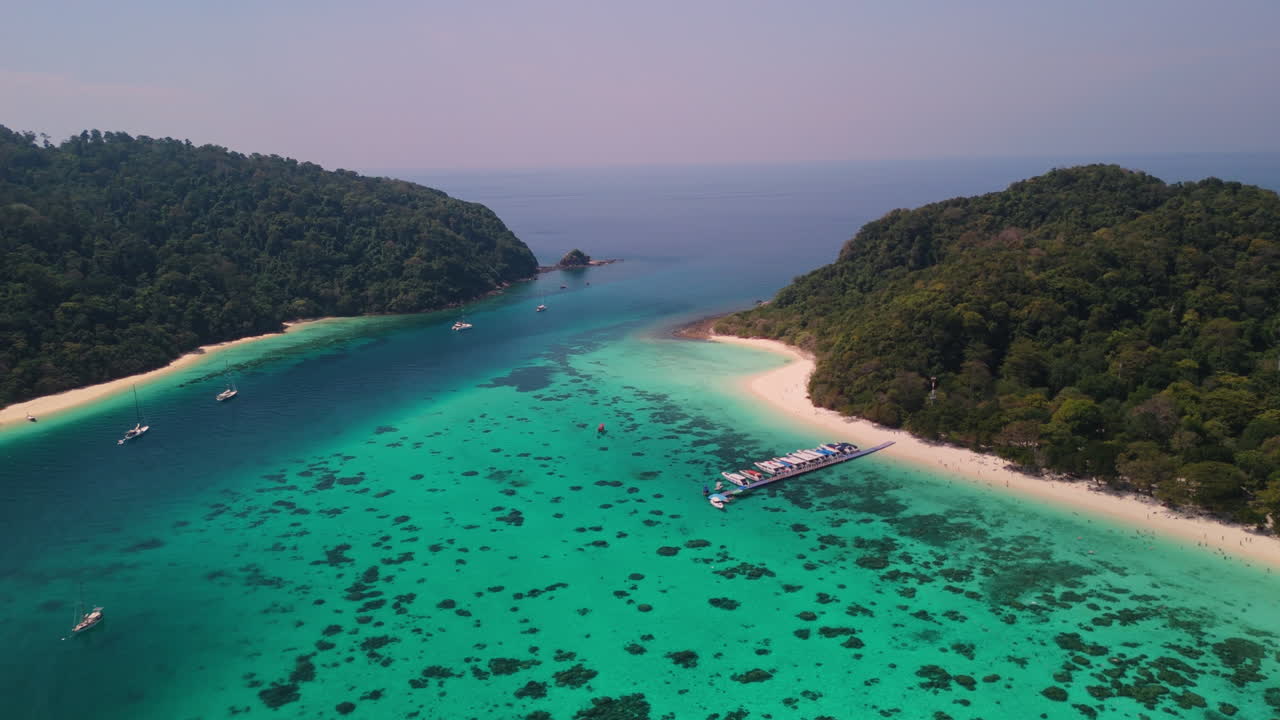 una isla paradisíaca tropical con aguas turquesas y barcos