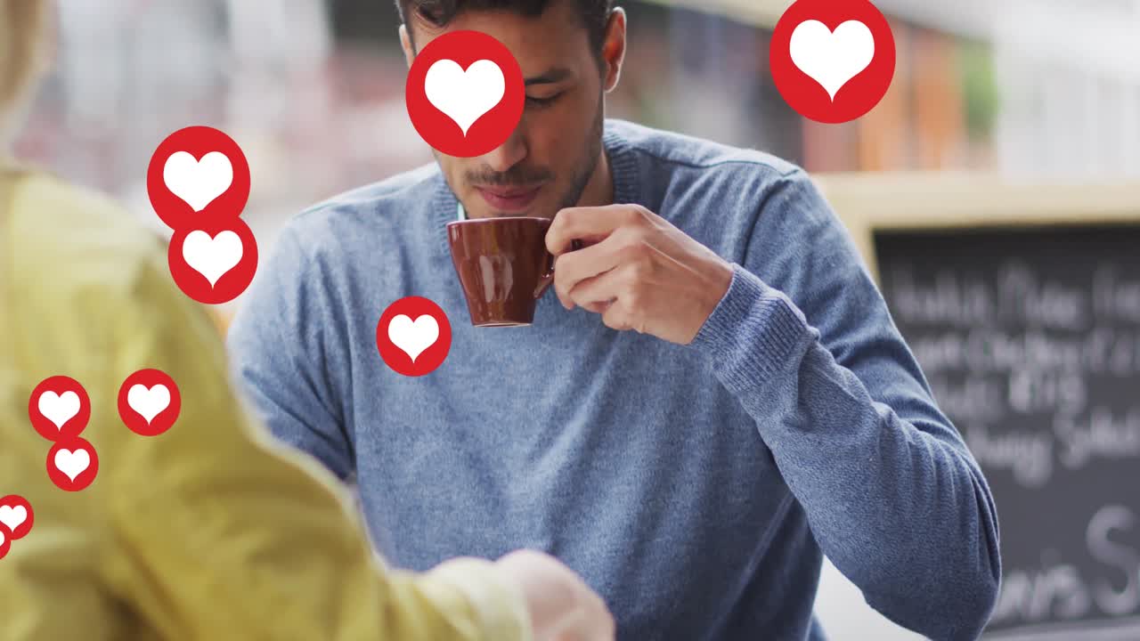 animación de iconos de corazón flotando sobre una feliz pareja caucásica hablando y bebiendo café
