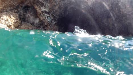 Nadando-Hacia-Una-Cueva-En-Las-Islas-Vírgenes-Británicas