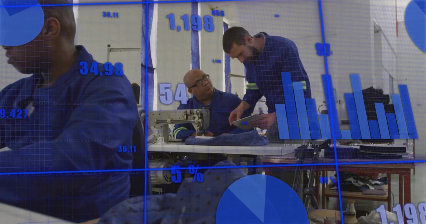 Supervisore che indica il denim in officina, guidando l'operatore che regola la macchina per la qualità tra i grafici