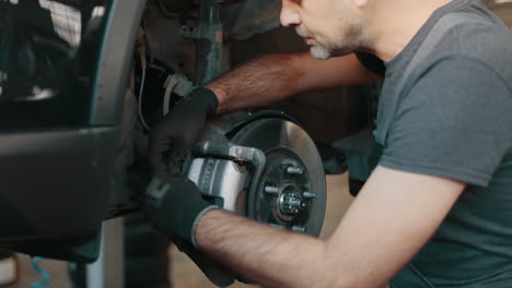 mecánico de reparación de frenos de automóviles