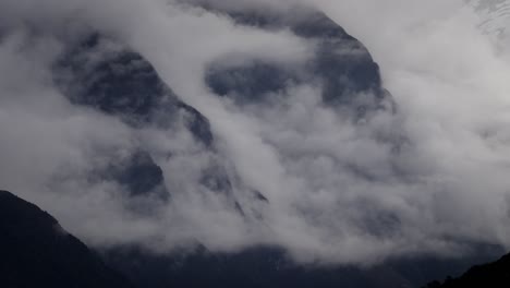 montañas brumosas sobre un hermoso valle majestuoso con pájaros volando