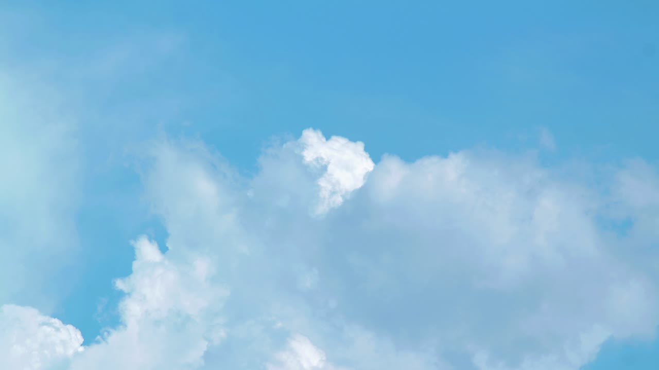 화창한 날에 아름다운 흰색 빠르게 움직이는 구름과 하늘의 시간 경과, 중간 샷