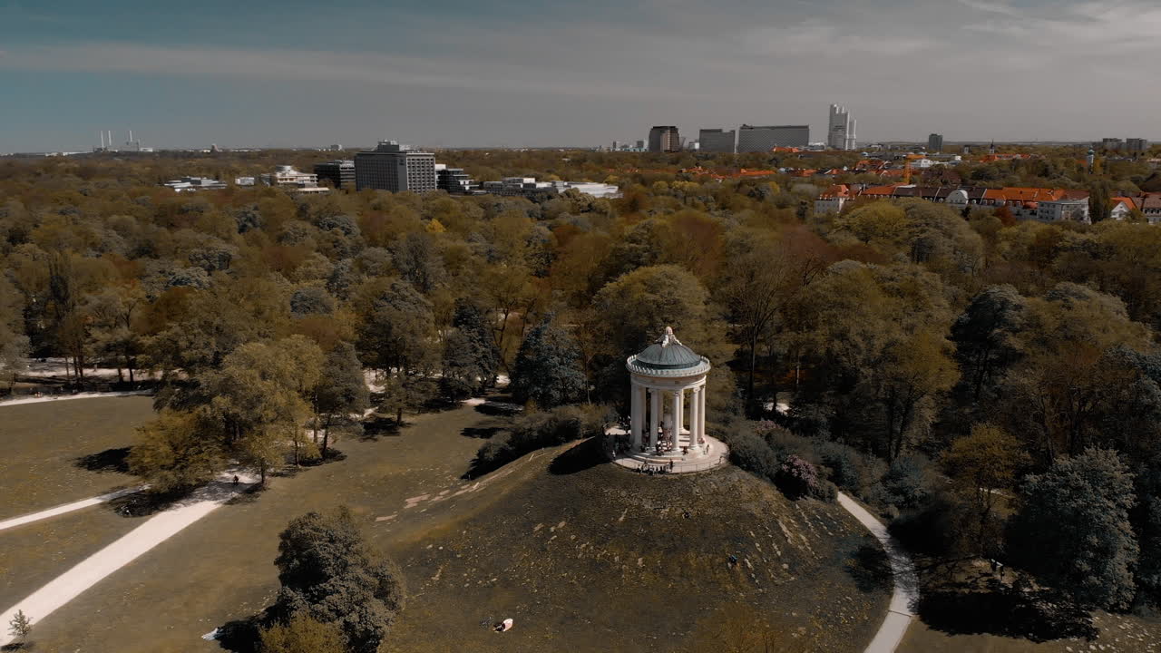 antena de jardín inglés, munich, alemania los monopteros, ubicado en el jardín inglés, vuelo de drones sobre englischer garten münchen