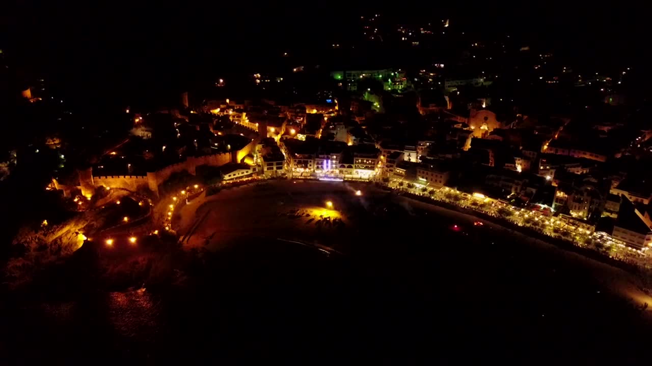 volando alrededor de la línea nocturna italiana con fuegos artificiales