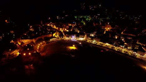 volando alrededor de la línea nocturna italiana con fuegos artificiales