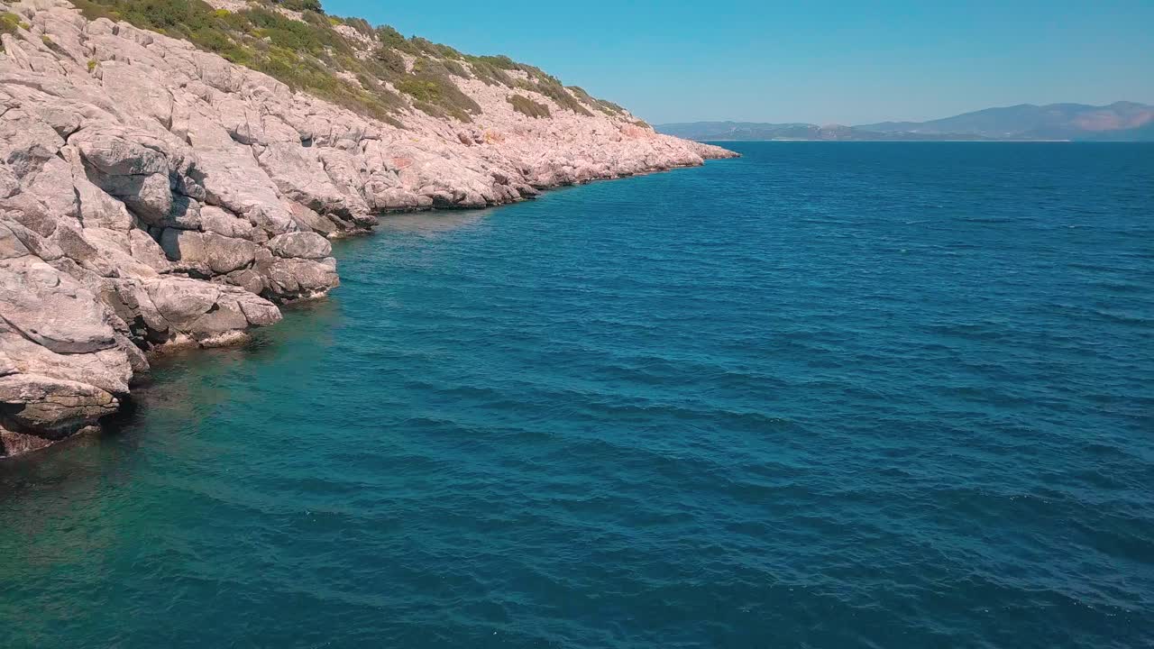 съемка с беспилотного летательного аппарата в замедленном режиме рядом со скалистым берегом в эгейском море, греция