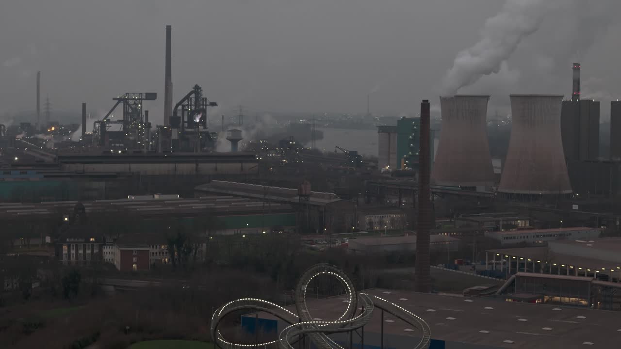 대규모 산업과 호랑이와 거북이 산책로에서 발전소 굴의 을 아래로 기울입니다.
