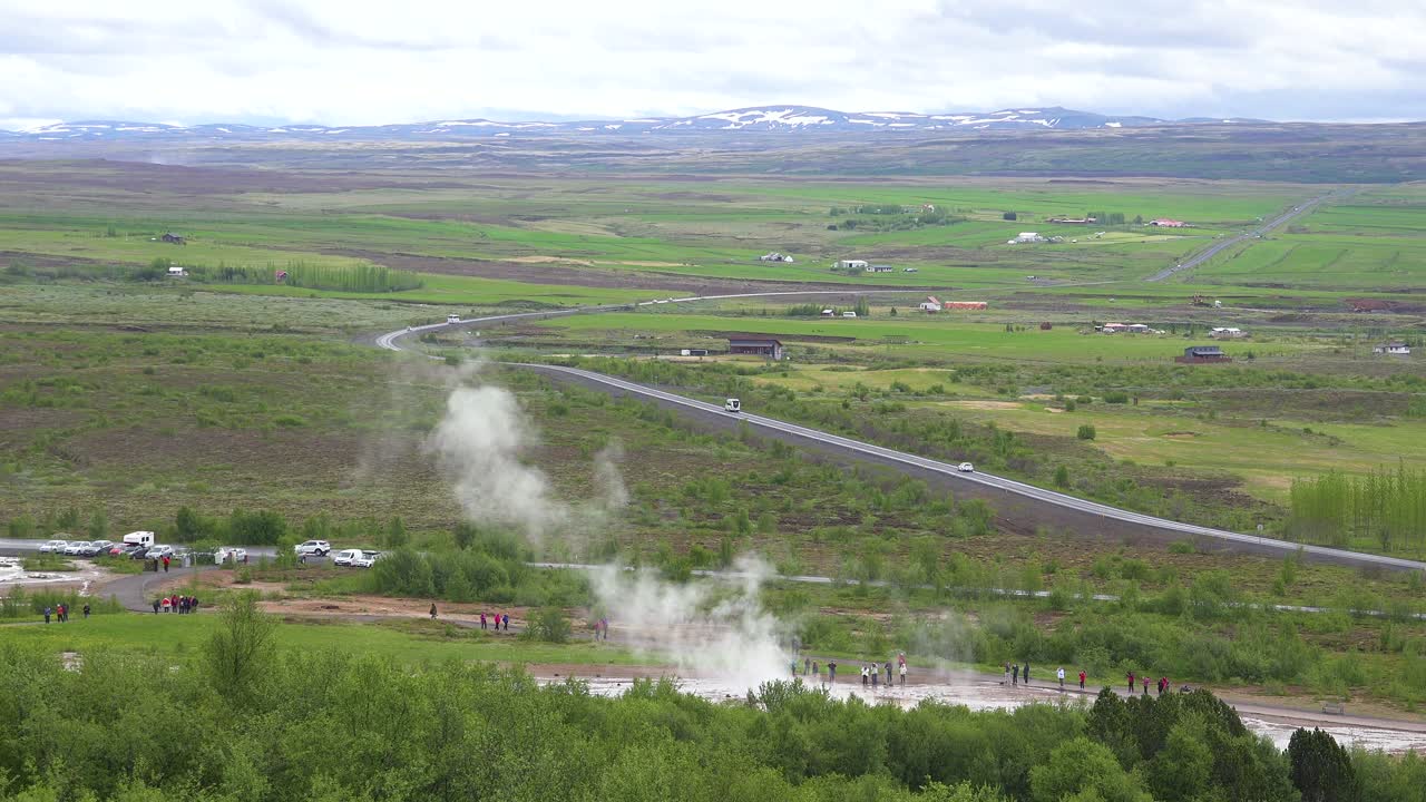 извержение знаменитого гейзера строккур гейсир в исландии на фоне исландской сельской местности