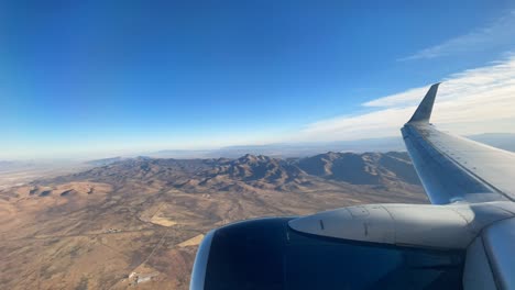 Tiro-De-Lapso-De-Tiempo-En-El-Asiento-De-La-Ventana-Del-Avión-Durante-El-Aterrizaje