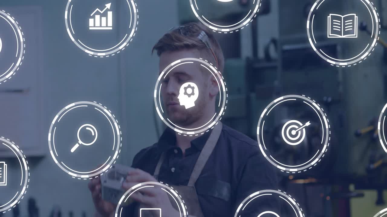Metalmeccanico che solleva un componente per l'ispezione di produzione, mentre il pezzo ruota e le icone gli girano intorno.