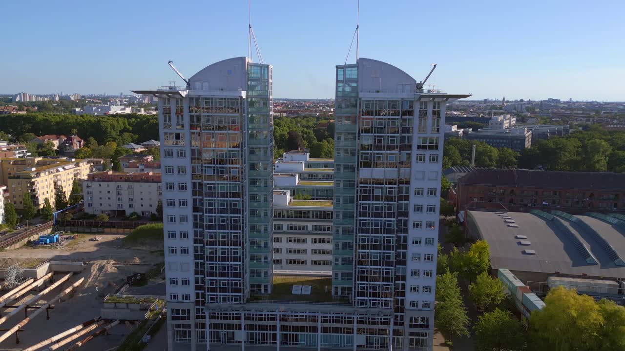 majestuoso vista aérea de arriba vuelo torre gemela rascacielos en el río spree, berlín oriental alemania noche verano 23