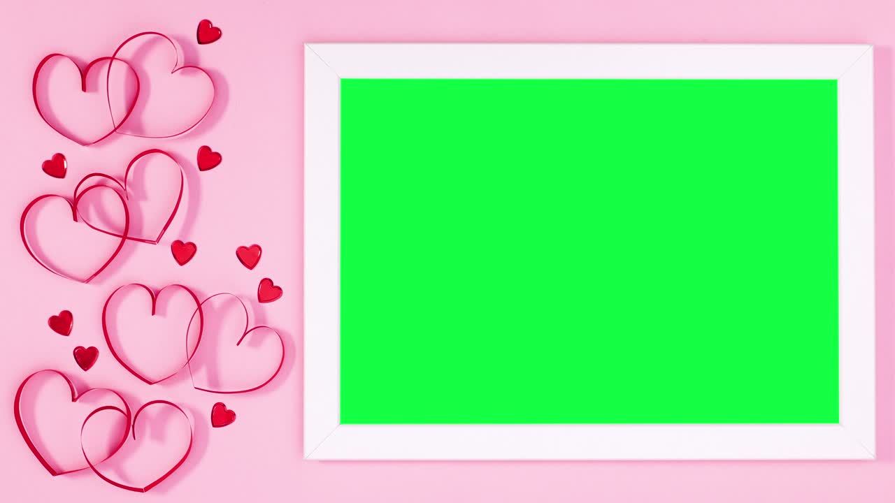 초록색 스크린과 파스텔 분홍색 테마에 빨간 심장을 가진 만적 인 사랑 프레임.