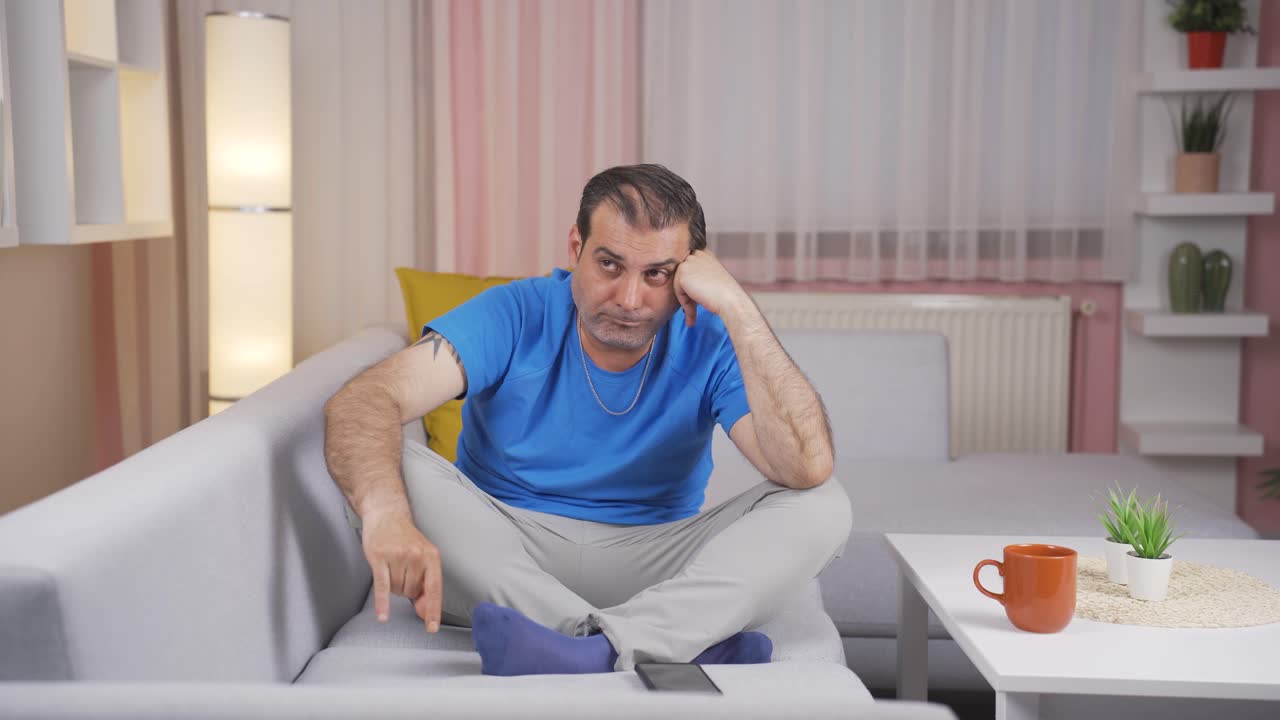 L'uomo pessimista è confuso a casa.